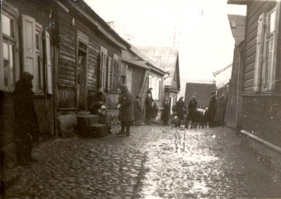 Lithuania, Kaunas, אנשים ברחוב "דברו" בגטו, נובמבר 1943.