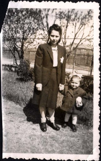 Koloszvar, Cluj, Romania, תצלום של יהודייה העונדת טלאי צהוב עם ילדה, 1944.<br>
