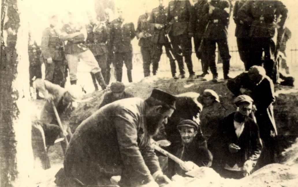 Konskie, Poland, יהודים חופרים בור תחת השגחת חיילים גרמנים, 12/9/1939.<br>
ארכיון יד ושם, 4570/8<br>
