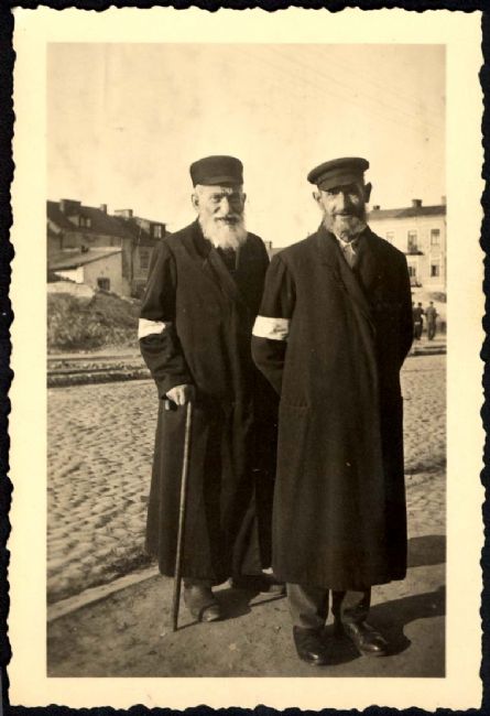 Poland ,Kielce, שני יהודים מבוגרים עונדים סרט יד. ארכיון יד ושם, 5473/4<br>
