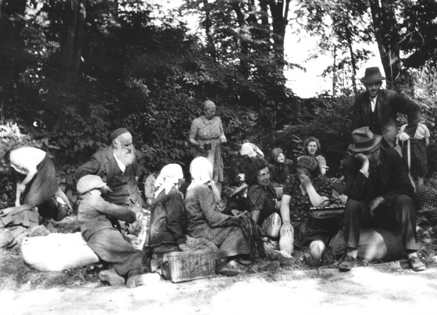 Ukraine, Kamenets Podolski, קבוצת יהודים בנקודת איסוף לפני גירושם, אוגוסט 1941.<br>
ארכיון יד ושם, 1249/4
