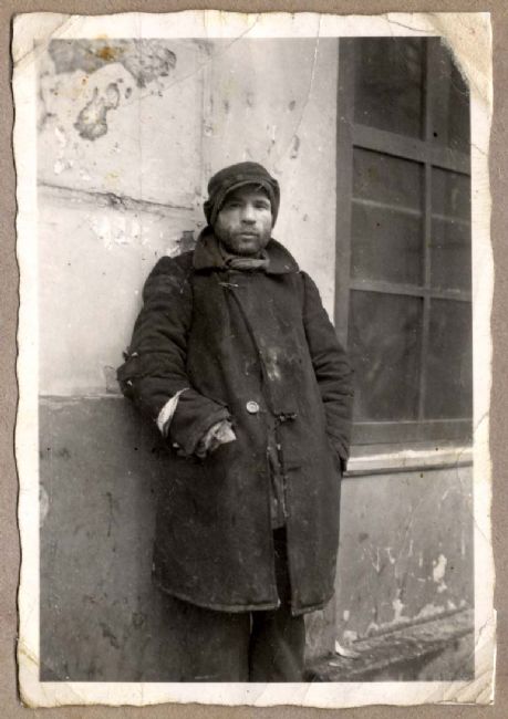 Poland ,Krosno, גבר יהודי בגטו, 1940.<br>
ארכיון יד ושם, FA54/20<br>
