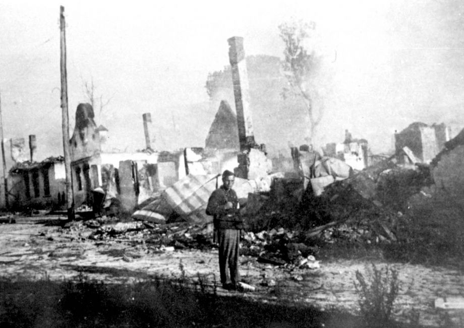 Poland ,Krzemieniec, הריסות בית הכנסת בגיטו לאחר הפצצות.<br>
ארכיון יד ושם,  2656/65