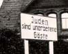 Германия. Надпись на табличке: "Евреи - незванные гости".
