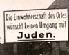 Германия. Табличка у въезда в деревню: "Местные жители не желают никаких контактов с евреями".