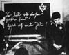 Германия. Два еврейских школьника подвергаются унижениям перед одноклассниками.