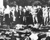 Каунас, Литва, 24/06/1941. Местные литовские жители и немецкие солдаты возле тел евреев, убитых во время погрома.