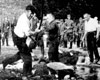 Каунас, Литва, 24/06/1941. Погром. Литовские погромщики убивают евреев, немецкие солдаты наблюдают.