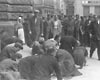 Львов, Украина, 01/07/1941. Евреев заставляют чистить мостовую.