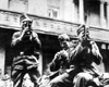 Львов, Украина, июль 1941. Немецкие солдаты снимают сцены погрома.