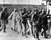 Маутхаузен, Австрия, 30/07/1942. Лагерный оркестр сопровождает заключенных, приговоренных к казни.