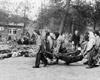 Берген-Бельзен, Германия, апрель 1945, после освобождения. Выжившие заключенные убирают трупы. 