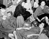 Берген-Бельзен, Германия, апрель 1945, после освобождения. Женщины-заключенные в бараке.