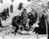 Берген-Бельзен, Германия, апрель 1945, после освобождения. Бывшие надзирательницы хоронят погибших заключенных в массовой могиле.