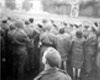 Берген-Бельзен, Германия, май 1945. Бывшие заключенные и британские солдаты смотрят на горящий лагерь.