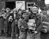 Берген-Бельзен, Германия, апрель 1945. Освобожденные женщины-заключенные лагеря с буханками хлеба.