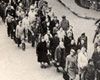 Рига, Латвия, 1942-1943. Евреев ведут на принудительные работы.