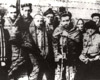 Аушвиц, Польша, январь 1945. После освобождения: бывшие заключенные за колючей проволокой.