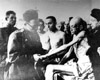 Аушвиц, Польша, январь 1945. Советский военный доктор обследует освобожденных заключенных лагеря.