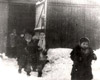Аушвиц-Биркенау, Польша, 1945. После освобождения: дети покидают барак.