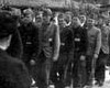 Бухенвальд, Германия. Заключенные возвращаются в лагерь с принудительных работ.