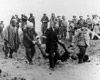 Бухенвальд, Германия, после освобождения. Американские солдаты заставляют местных жителей хоронить трупы заключенных лагеря.