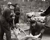 Нордхаузен, Германия, 1945, после освобождения. Местные жители убирают тела заключенных лагеря под надзором американских солдат.