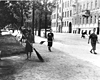 Рига, Латвия, 22/08/1941. Еврейки, отмеченные шестиконечными звездами, на принудительных работах по уборке улиц.