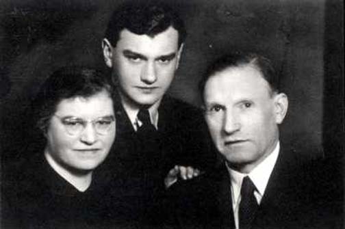 Каунас, Литва. Доктор Эльханан Элькес, глава юденрата, с женой Мириам и сыном Йоэлем.