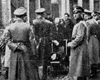 Вильнюс, Литва. Гестаповцы проверяют документы у проходящих через ворота гетто.