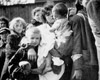 Шидловец, Польша, 1942. Еврейские женщины и дети во время депортации.