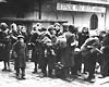 Краков, Польша, 1942. Еврейские семьи на железнодорожной станции в гетто, в ожидании депортации.