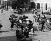 Шидловец, Польша, 1942. Этнические немцы растаскивают личные вещи депортированных.