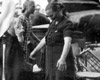 Шидловец, Польша, 1942. Этнические немки растаскивают личные вещи депортированных.