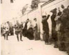 Варшава, Польша. Евреи, прятавшиеся в бункерах, стоят лицом к стене.