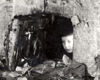 Вильнюс, Литва, 16/07/1944. После освобождения: Мойшеле Капанский выбирается из своего укрытия в стене.