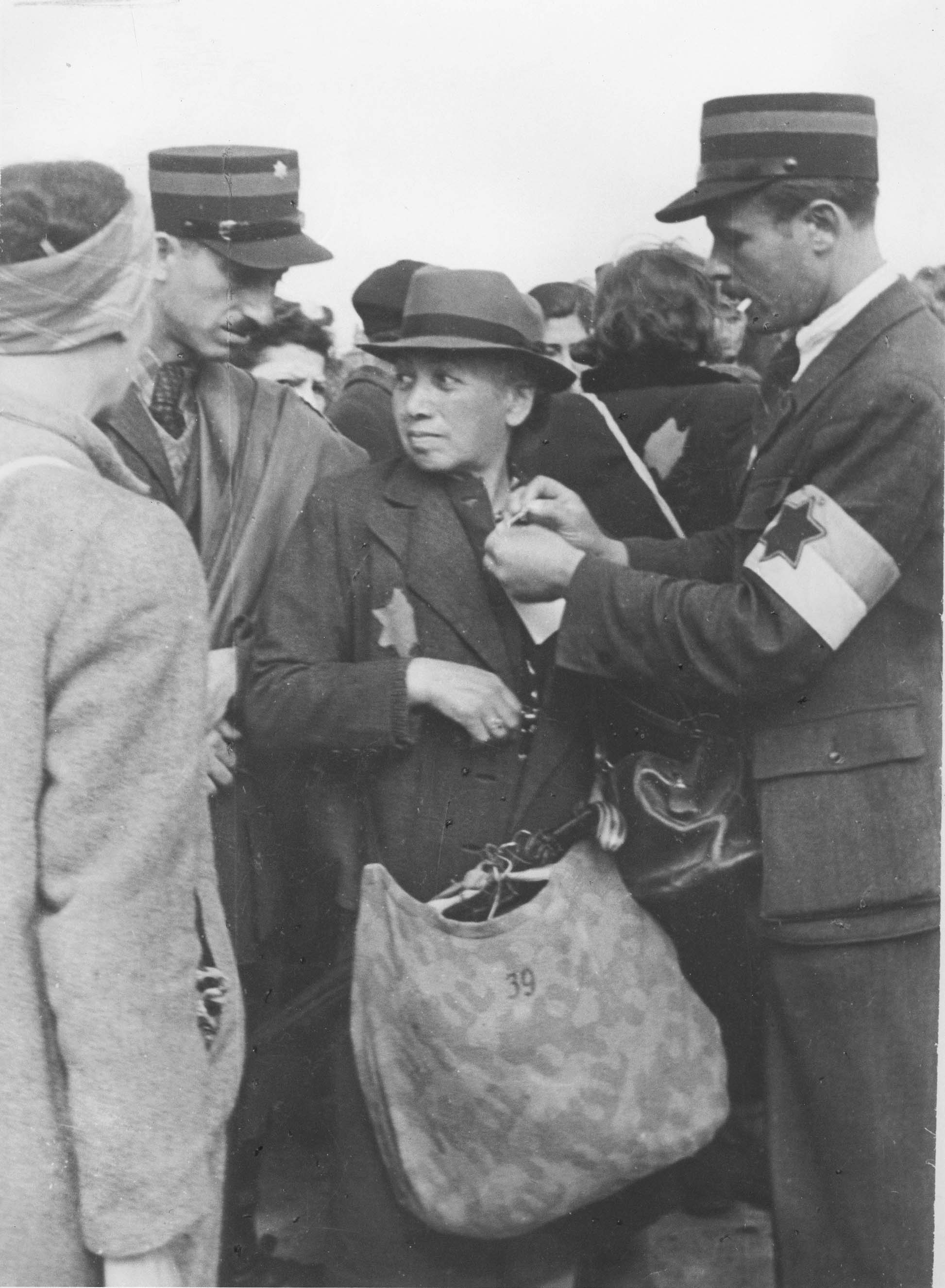 Лодзь, Польша. Еврейские полицейские и евреи, прибывшие в гетто.