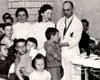 Бендзин, Польша. Доктор обследует детей в поликлинике на территории гетто.