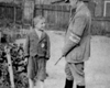 Каунас, Литва. Еврейский полицейский и ребенок в гетто.