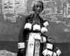 Варшава, Польша, 19/09/1941. Гетто: женщина продает нарукавные повязки с шестиконечной звездой.