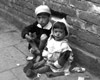 Варшава, Польша. Дети просят милостыню на улицах гетто.