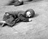 Варшава, Польша. Ребенок лежит на мостовой в гетто.