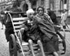 Варшава, Польша, 19/09/1941. Две голодающие женщины в рикше на территории гетто.