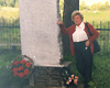 Двора Гильман возле памятника на месте расстрела евреев в Ушачах, Белоруссия (установленного вместо памятника, поставленного в 60-е годы).
