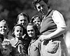 Берген-Бельзен, Германия, 1945. Женщина с детьми после освобождения.
