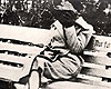 Германия. Женщина сидит на скамейке с надписью "только для евреев".
