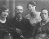 Матес Цинман (умер во время блокады Ленинграда) со второй женой и двумя дочерьми, Дрозой и Либе.