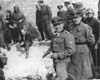 Варшава, Польша. Юрген Штроп, немецкие солдаты и офицеры и евреи, схваченные во время подавления восстания в гетто.