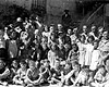 Санта-Мария, Италия, июнь 1945. Солдаты Еврейской Бригады со школьниками.