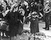 Варшава, Польша, апрель 1943. Евреев выводят из укрытия во время подавления восстания в Варшавском гетто.